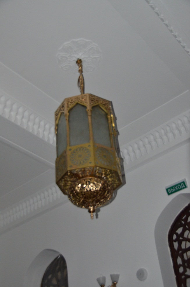 Люстра в зале